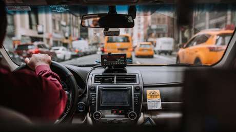 VIDEO: Un taxista se duerme al volante y choca, lanzando a sus pasajeros hacia el parabrisas