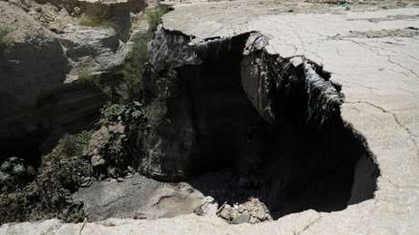VIDEO: Enorme socavón se traga un auto por completo en una carretera de EE.UU.