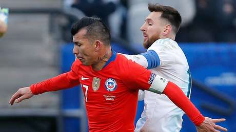 "El árbitro hizo las cosas muy mal": Medel se expresa tras ser expulsado por el altercado con Messi