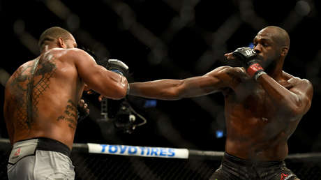 VIDEO: Luchadores de la MMA abandonan el octágono en sillas de ruedas tras una pelea llena de patadas