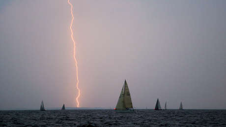 Video: Un relámpago destroza un velero amarrado en un puerto de EE.UU.