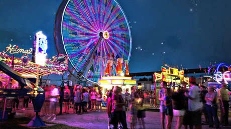 VIDEO: Niños y adultos huyen de una atracción de feria que emitió una escena porno