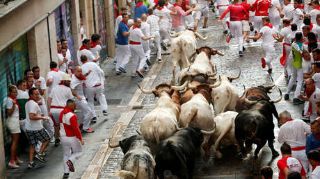 VIDEO: Toros y mozos pasan por encima de un corredor inconsciente en un encierro de San Fermín