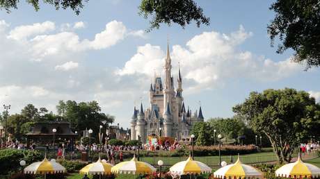 VIDEO: Familia estadounidense protagoniza una batalla campal en el Disneyland de California 