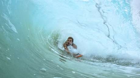 VIDEO: Una mujer termina desnuda y con varias vértebras rotas tras accidentarse en un simulador de olas