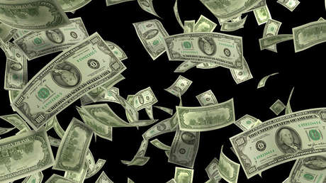 VIDEO: Automovilistas recogen una lluvia de dólares en plena autopista de EE.UU. (y la Policía ordena devolverlos)