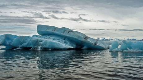 Uno de los icebergs más grandes del mundo retoma su movimiento por el océano