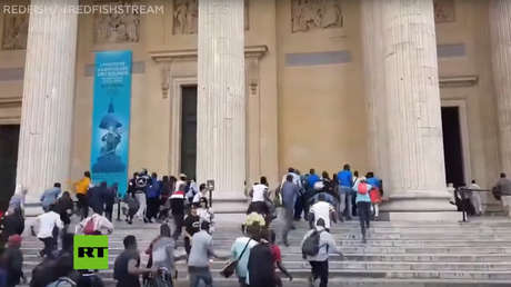 'Chalecos negros': cientos de migrantes ilegales invaden el Panteón de París para exigir documentación (VIDEOS)
