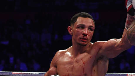 VIDEO: Un púgil se desploma sobre el árbitro cuando se recuperaba del fuerte derechazo que lo tumbó