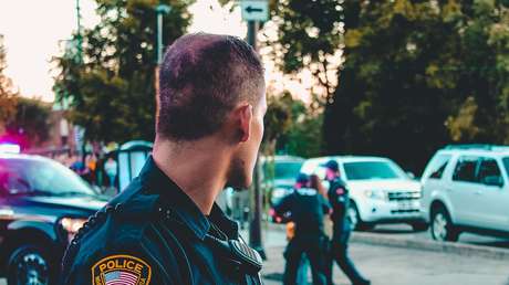 VIDEO: Investigan a dos policías de EE.UU. por usar fuerza 'excesiva' al registrar las cavidades de un sospechoso