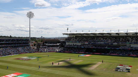 VIDEO: Un fan enojado se culpa y golpea por la derrota de India en la Copa Mundial de Críquet 2019