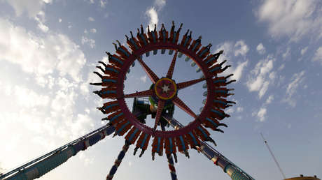 VIDEO: Una atracción de India deja al menos 2 muertos y 27 heridos tras caer desde 18 metros por una avería