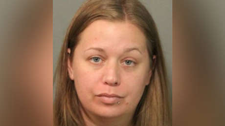 "Me arruinó la vida": Graba y sube a las redes cómo su hija lame un depresor lingual y ahora puede ser condenada a 30 años de prisión (VIDEO)