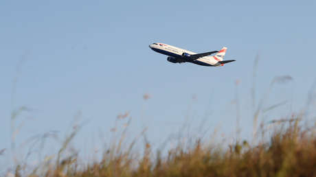 VIDEO: Aviones pasan a pocos metros sobre los turistas en una isla griega