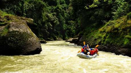 VIDEO: Una balsa con seis personas a bordo cae por una cascada de nueve metros en EE.UU.