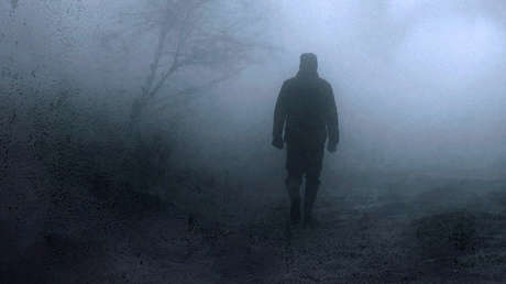 FOTO: Arrestan a un hombre por aterrorizar a los vecinos de pequeños pueblos británicos vestido con un peculiar traje