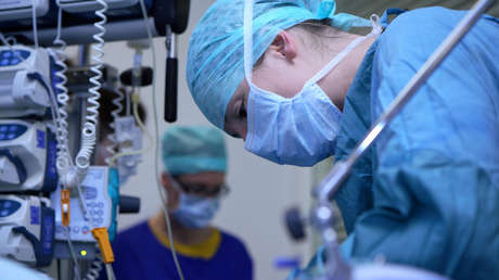 FOTO: Cirujanos reconstruyen una mano triturada en fragmentos por una máquina compactadora en Tailandia