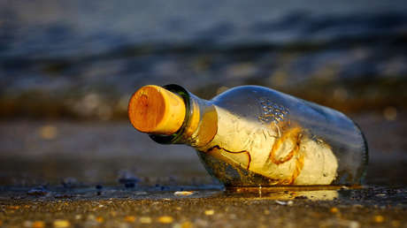FOTO: Niño australiano encuentra dentro de una botella una carta escrita hace 50 años