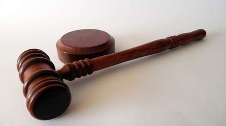 Dimite el juez que defendió a un acusado de violar a una menor porque venía "de una buena familia"