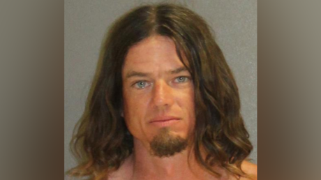 Lanza a su hijo de 5 años al océano para enseñarle a nadar y afirma que va a prisión "por ser increíble" tras ser detenido