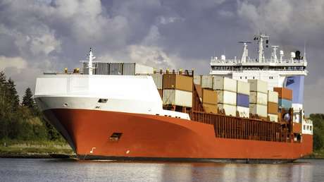 VIDEO: El momento en que un buque portacontenedores fuera de control choca contra la terminal de carga y provoca la caída de una grúa