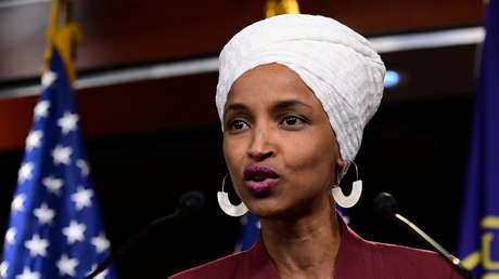 La congresista Omar tilda a Trump de "fascista" en respuesta a los cánticos contra ella durante un mitin del presidente