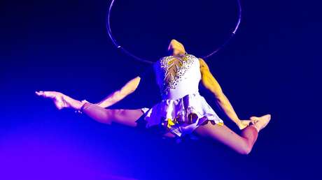 VIDEO: El momento de la caída de una acróbata que colgaba de la nuca en plena actuación