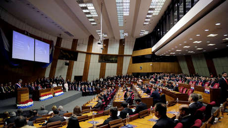 VIDEO: Un senador arremete a puñetazos contra un colega en el Congreso de Paraguay