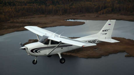 VIDEO: Una avioneta realiza un amerizaje a pocos metros de una playa en EE.UU.