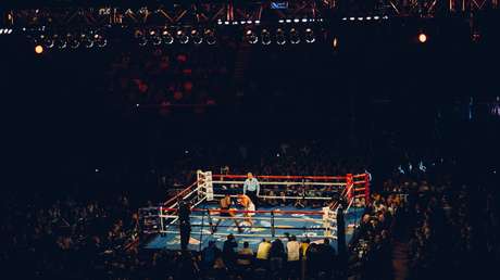 VIDEO: Un peso pesado sale expulsado de cabeza entre las cuerdas del 'ring' de boxeo a punta de golpes