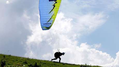 VIDEO: Un parapentista graba su aparatoso accidente mientras volaba sobre los Alpes suizos
