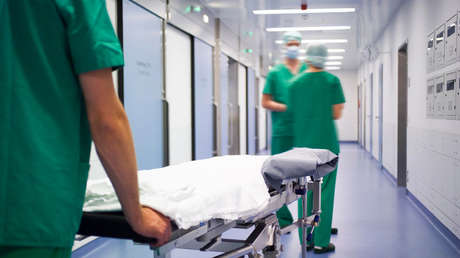 VIDEO: Un médico reanima a un bebé con las manos delante de sus padres