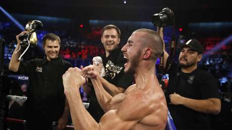 "Recibiste muchos golpes": un entrenador suplica detener la pelea al boxeador ruso que ahora se encuentra en coma inducido (VIDEO)