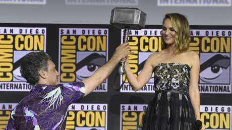 Natalie Portman toma el martillo y se convierte en la primera 'Thor' mujer en la próxima película de Marvel