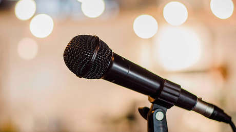 Un monologuista sufre un ataque cardíaco en el escenario y el público cree que es parte del número