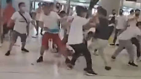 VIDEO: Al menos 45 personas heridas en el ataque de una banda armada contra manifestantes en Hong Kong