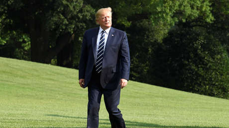 VIDEO: Trump se planta por sorpresa en una boda celebrada en su club de golf y besa a la novia