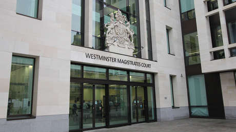 Policía que custodiaba el cadáver de un niño en una casa miró pornografía de pago en la televisión a cuenta de la familia de luto