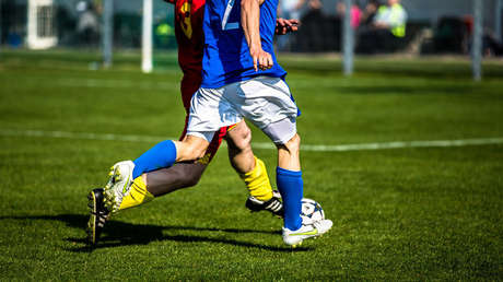 VIDEO: El entrenador de un equipo boliviano 'colabora' en una polémica jugada que acaba en gol