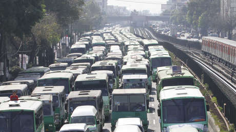 VIDEO: Bomberos rescatan a un hombre que amenazaba con aventarse desde un puente peatonal en Ciudad de México