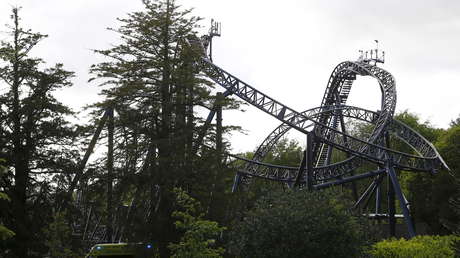 VIDEO: Varias personas quedan colgando a una altura de 30 metros por una avería en una montaña rusa
