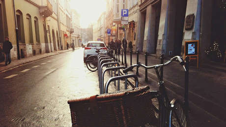 VIDEO: Un vehículo utilitario pasa por encima de una caja de cartón en la que había una niña dentro