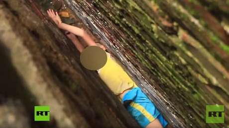 VIDEO: Rescatan a un niño que quedó atrapado entre dos paredes en China