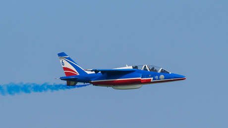 Un avión de acrobacias francés se sale de la pista e invade una carretera tras un accidentado aterrizaje (VIDEOS, FOTO)