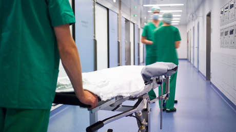 Descubre a un compañero de trabajo con su novia y le corta el pene con un machete