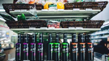 VIDEO: Adolescentes escupen dentro de refrescos y los vuelven a dejar en la nevera en una tienda en EE.UU.