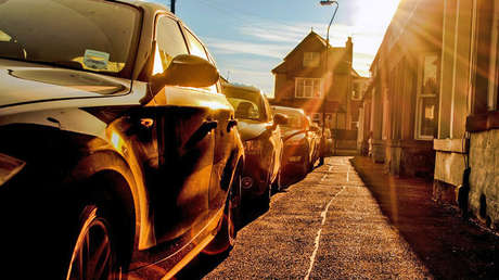 Reino Unido: Insultan a una mujer que dejó a su perro dentro del auto en un caluroso día (VIDEO)