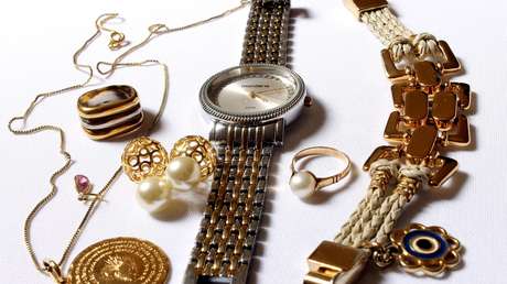 VIDEO: Extraen más de kilo y medio de joyas y monedas del estómago de una joven en la India