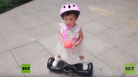 Una niña de menos de 2 años impresiona en las redes por su habilidad con una patineta eléctrica
