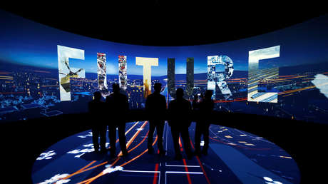 El príncipe saudita planea una ciudad con autos voladores, dinosaurios robot, luna artificial y edición de genes humanos